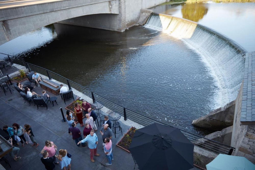 Farmer's Creekside Tavern & Inn